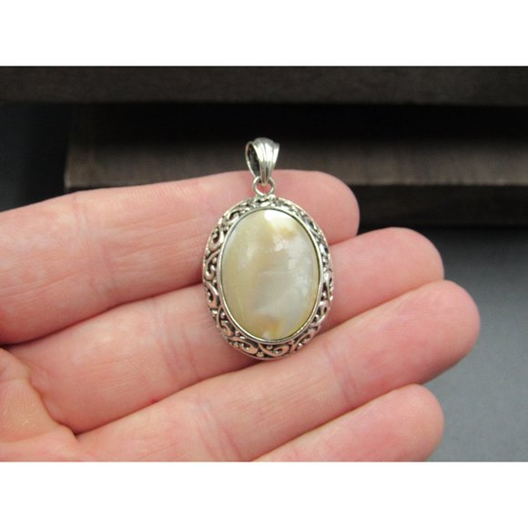 Sterling Silver Cream White Cabochon Shell Pendant - Picture 1 of 7